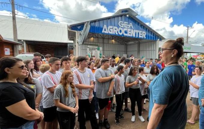 Secretaria de Educação leva alunos da rede municipal para a Faismo