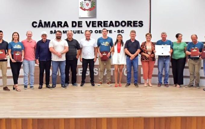 Vereadores homenageiam CCO da Faismo, escritor e Polo da Chape