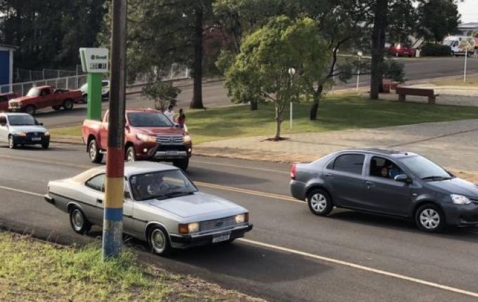 Desfile de veículos marca Festa do Colono e Motorista