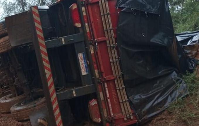 Motorista fica ferido após carreta carregada com trigo capotar na BR-282