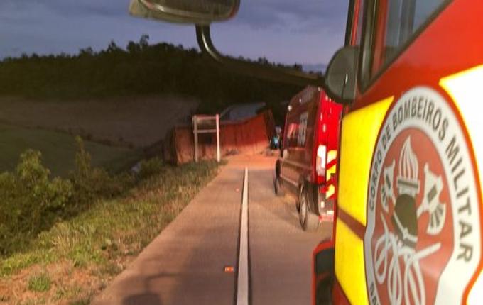 Motorista perde controle de carreta em saída de pista na BR 163 em Cedro