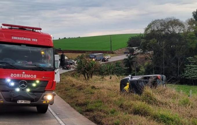 Caroneira fica presa às ferragens em capotamento na BR-163