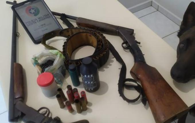 PM cumpre mandado de prisão e apreende arma de fogo em Bandeirante