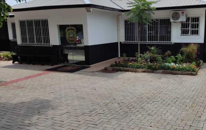 Homem foi esfaqueado por amigo enquanto dormia, diz delegado