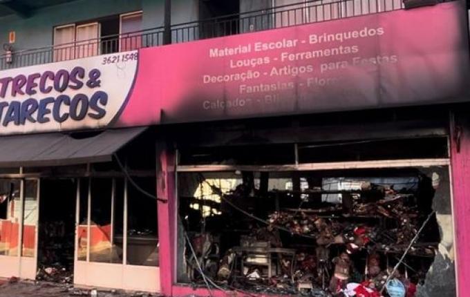 Famílias retiram pertences de prédio incendiado em SMOeste