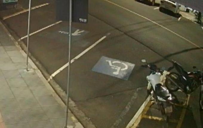 Motocicleta é furtada de estabelecimento no centro de SMOeste