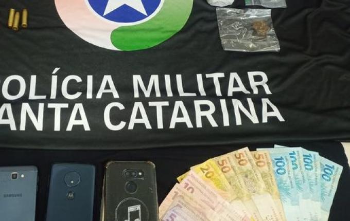 HÓRUS: Polícia flagra ponto de venda de drogas e apreende arma no local