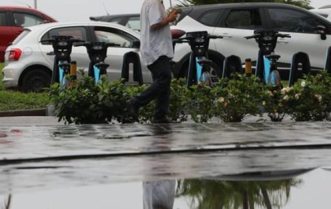 Sábado de chuva em SC antecede volta do calorão ao Estado; veja previsão