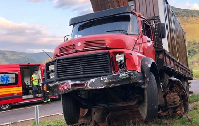 Caminhão passa por cima de veículo e deixa uma pessoa morta