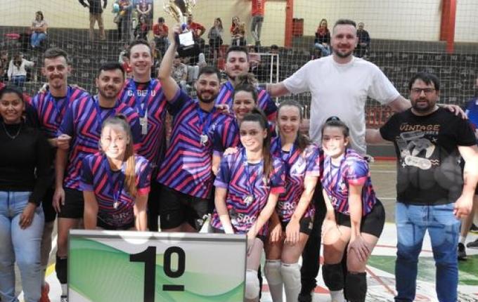 Dez equipes disputaram o 1º Campeonato Municipal Misto de Vôlei
