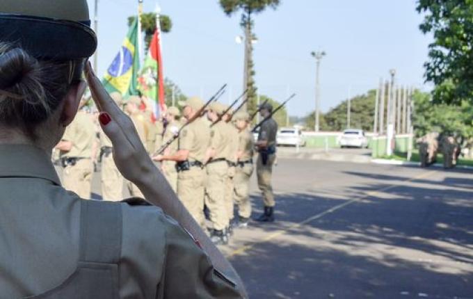 Deputados podem votar projetos que mudam carreira de militares na terça-feira
