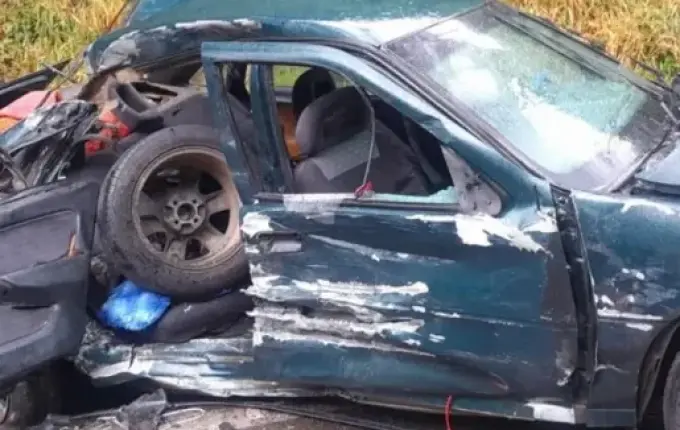 Três pessoas ficam feridas em acidente com carro e carreta na BR-282, em Joaçaba