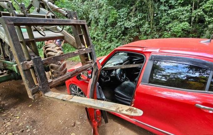Mulher grávida sofre ferimentos em acidente entre carro e trator em Itapiranga