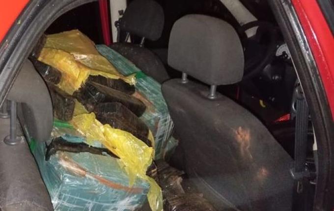 Motorista capota carro carregado com drogas e fica ferido em Saltinho