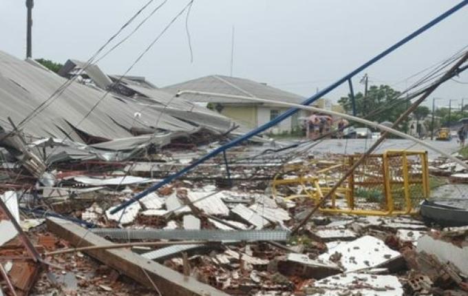 IMAGENS: Fortes ventos derrubam barracão de cooperativa no Oeste
