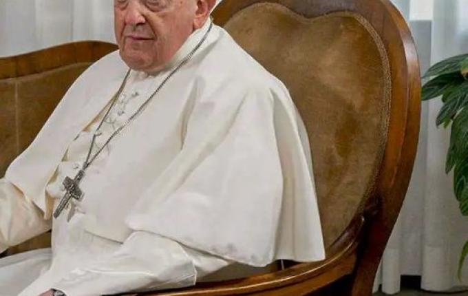 Papa Francisco tem infecção polimicrobiana
