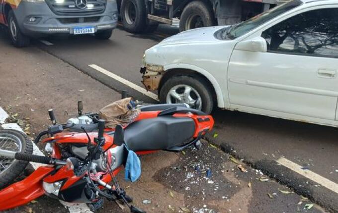 Colisão frontal entre moto e carro deixa dois feridos em Riqueza