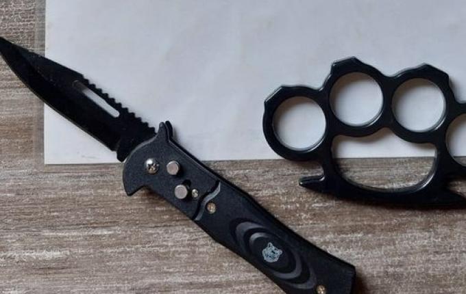 Menor é pego com canivete e soco inglês em escola