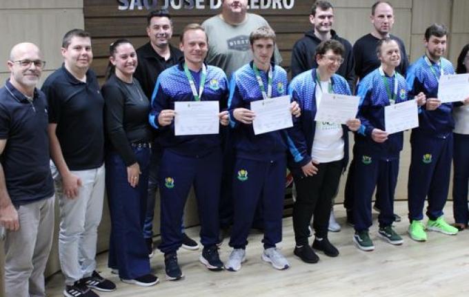 Atletas da Apae de São José do Cedro são homenageados na câmara municipal