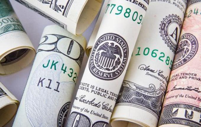 Dólar fecha abaixo de R$ 5 e atinge o menor valor em dez meses