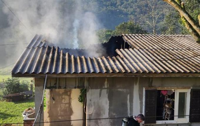 Incêndio atinge casa no interior de São João do Oeste