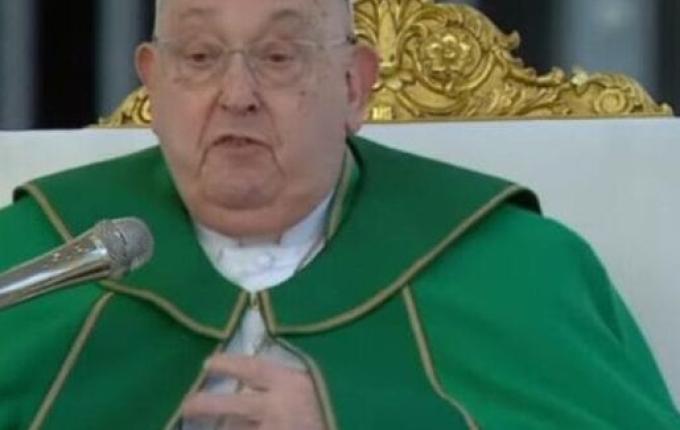 Ainda em estado crítico, papa Francisco tem insuficiência renal “leve”, diz Vaticano