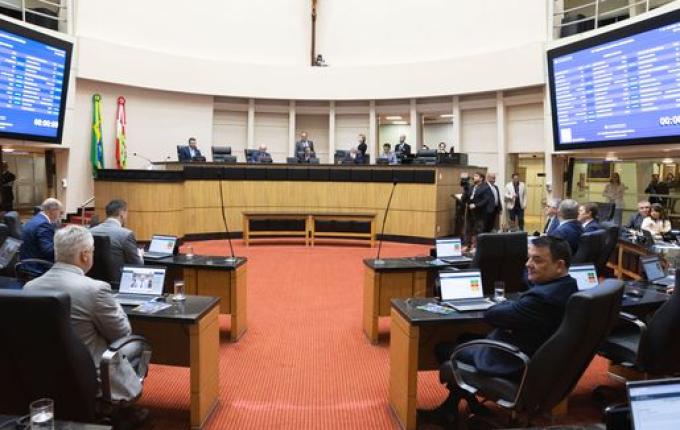 Alesc aprova mudanças em programas de bolsas universitárias em SC