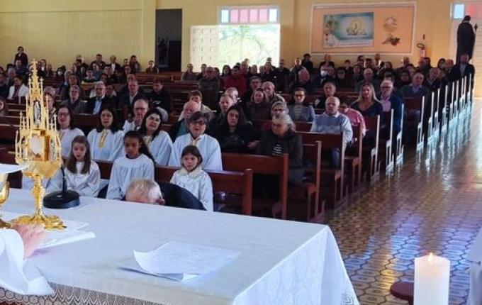 Fiéis celebram Corpus Christi na Igreja Matriz em São José do Cedro