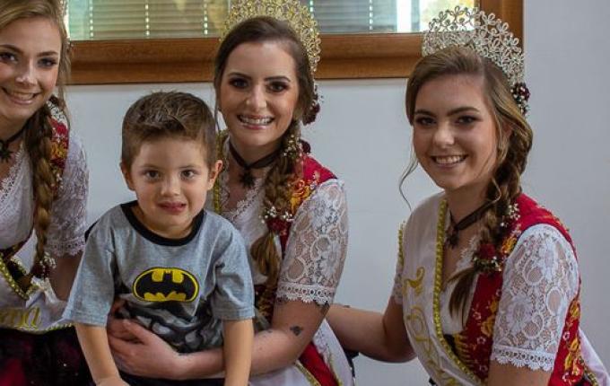 Soberanas da 12ª Semana Alemã de SJOeste visitam Sede da Rede Peperi