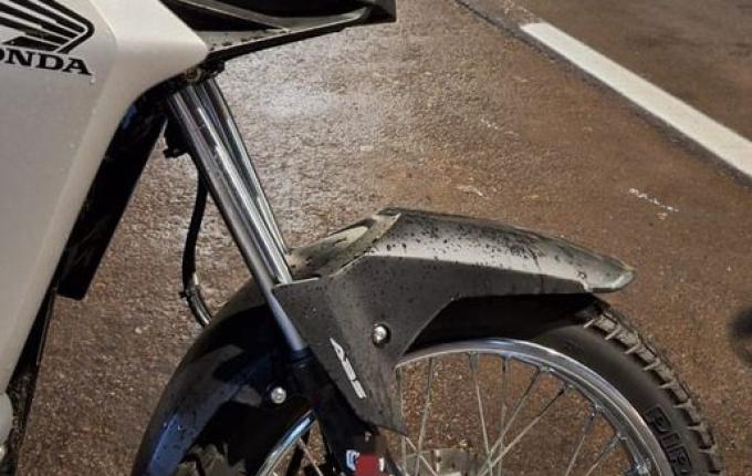 Motociclista fica ferido em colisão com carro no centro de Itapiranga