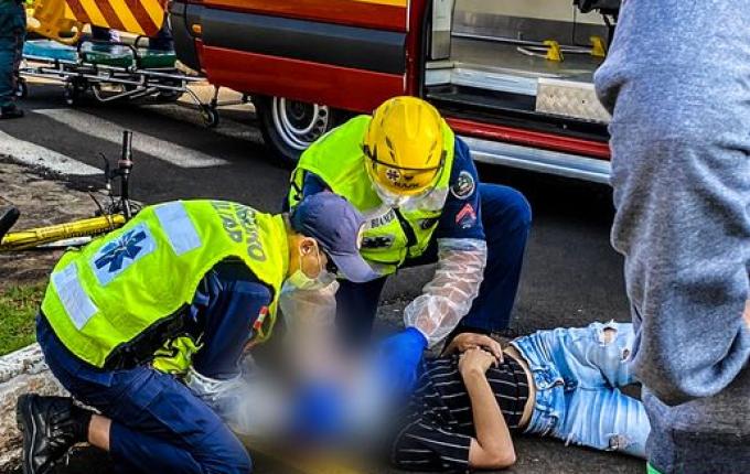 Ciclista fica ferido em acidente no centro de São Miguel do Oeste; vídeo