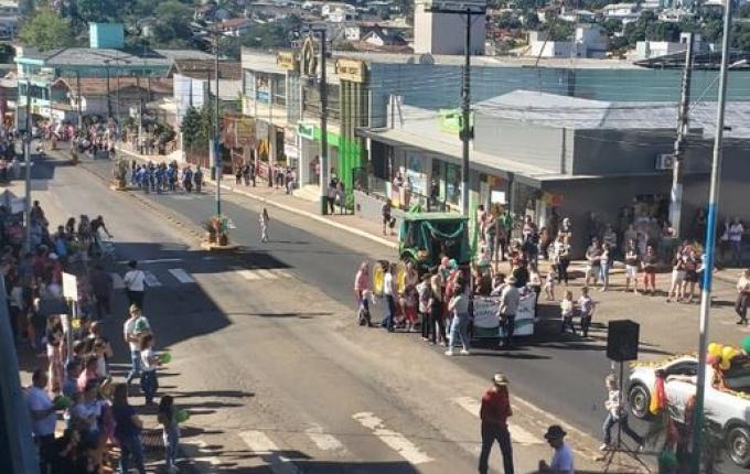 Kerbfest 2022: desfile histórico reúne grande público nas ruas de Iporã do Oeste