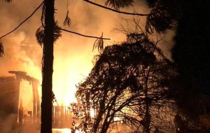 Incêndio danifica duas casas e deixa mulher com queimaduras de 2° grau