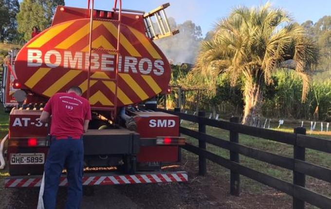 Incêndio destrói caminhão e galpão no interior de SMO
