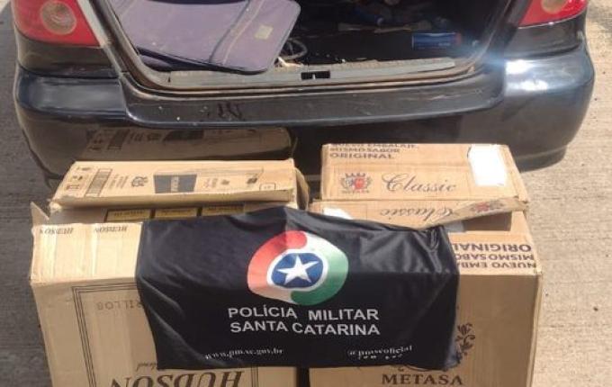 Polícia apreende 2 mil carteiras de cigarro contrabandeado em Guarujá do Sul