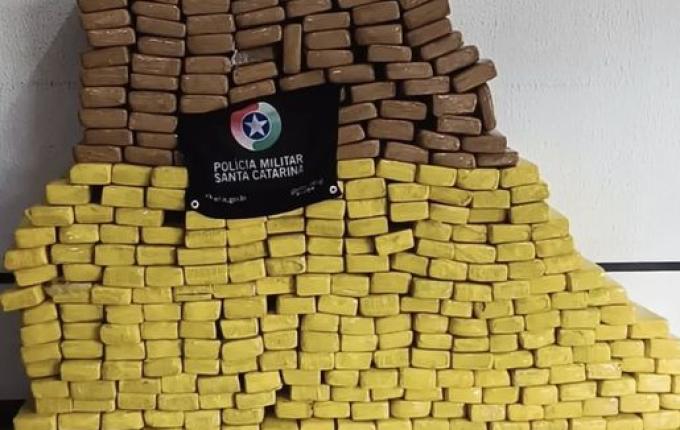 Dupla é presa com quase 200 kg de maconha em motel de Campo Erê