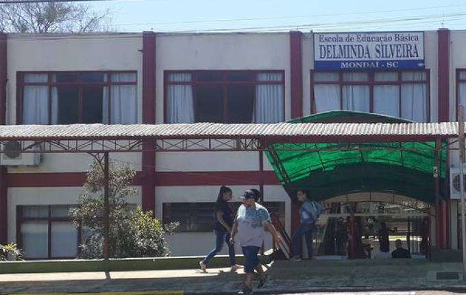 Principal colégio eleitoral registra filas para votação em Mondaí