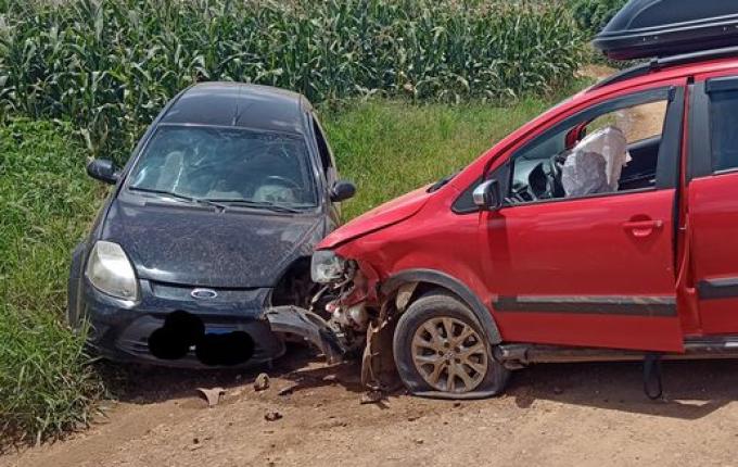 Colisão entre dois carros deixa duas pessoas feridas no interior de Mondaí