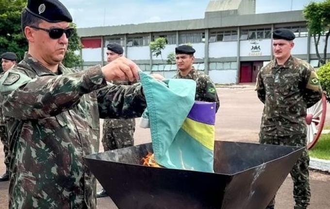 14º RCMec celebra o Dia da Bandeira com homenagens e cerimônia solene