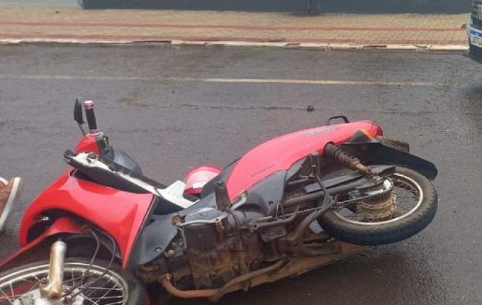 Mulher fica ferida em colisão entre moto e Strada no centro de Campo Erê