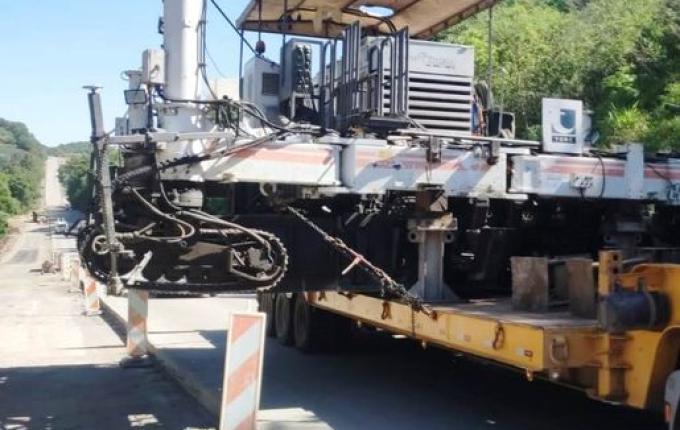 Transporte da pavimentadora interdita BR-163 neste final de semana