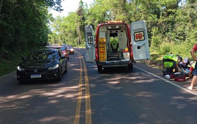 Acidente entre moto e caminhão deixa homem ferido na SC-386