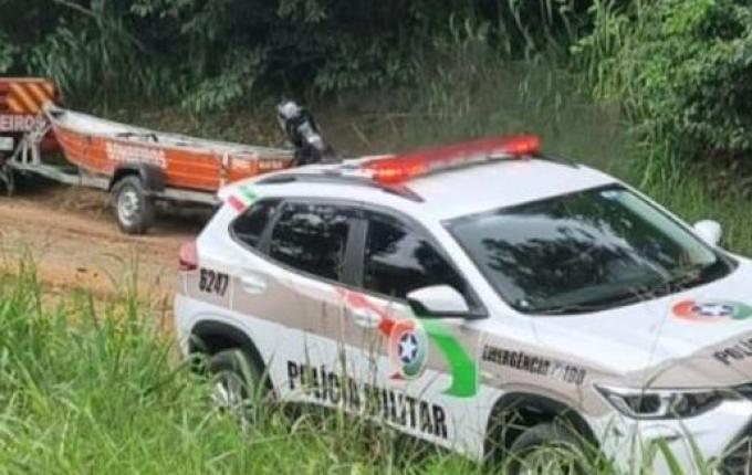 Homem é encontrado morto e enrolado em barraca dentro de rio no interior de SC