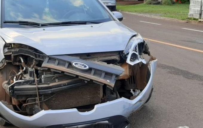 Motociclista fica gravemente ferido em colisão com carro no centro de Iporã