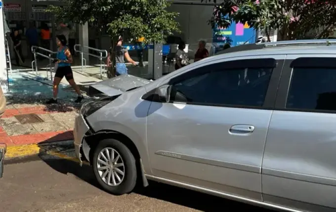 Motorista invade calçada e colide contra fachada de lotérica no centro de SMO