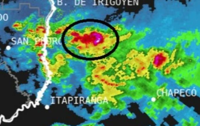 Microexplosão com ventos de até 100 km/h causa destruição em São Miguel do Oeste