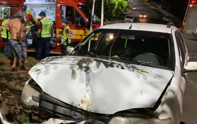 VÍDEO: Condutor perde controle e carro bate em uma árvore em SMOeste