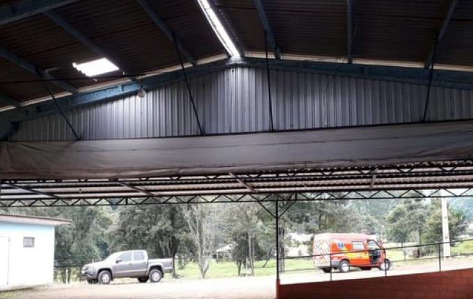 Trabalhadores ficam feridos ao cair de telhado no interior de São João do Oeste