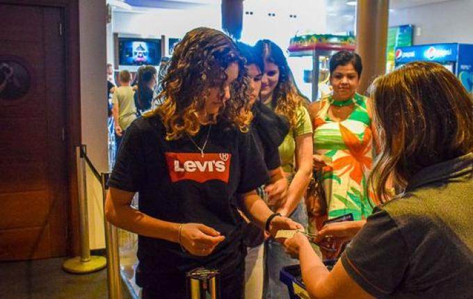 Fãs formam filas e lotam sessões para assistir “Avatar - O caminho das Águas” no Cine Peperi