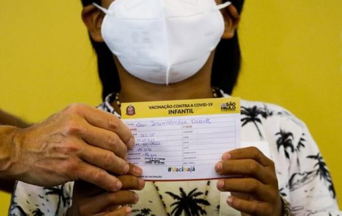 Indígena de 8 anos é a 1ª criança vacinada contra Covid no Brasil